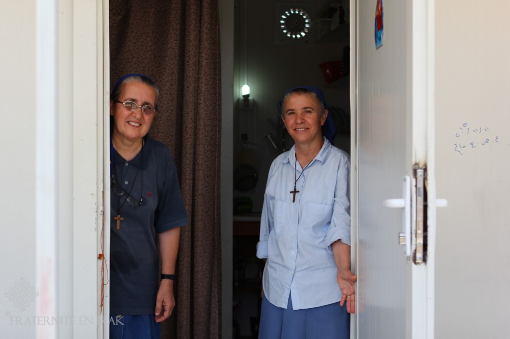 Les petites soeurs de Jésus à l'entrée de leur caravane à Ashti
