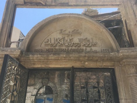 Fraternité en Irak finance la réfection des portes et fenêtres de l’église Mar Toma de Mossoul